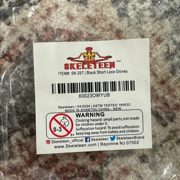 Skeleteen Black Fingerless Short Lace Gloves - Picture 2 of 3